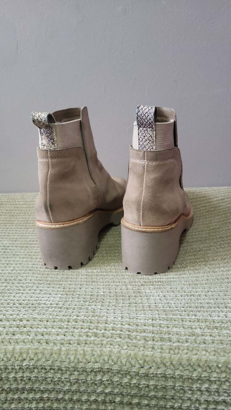Cool-Girl Dolce Vita Huen Suede Platform Chelsea Boot - Picture 6 of 11